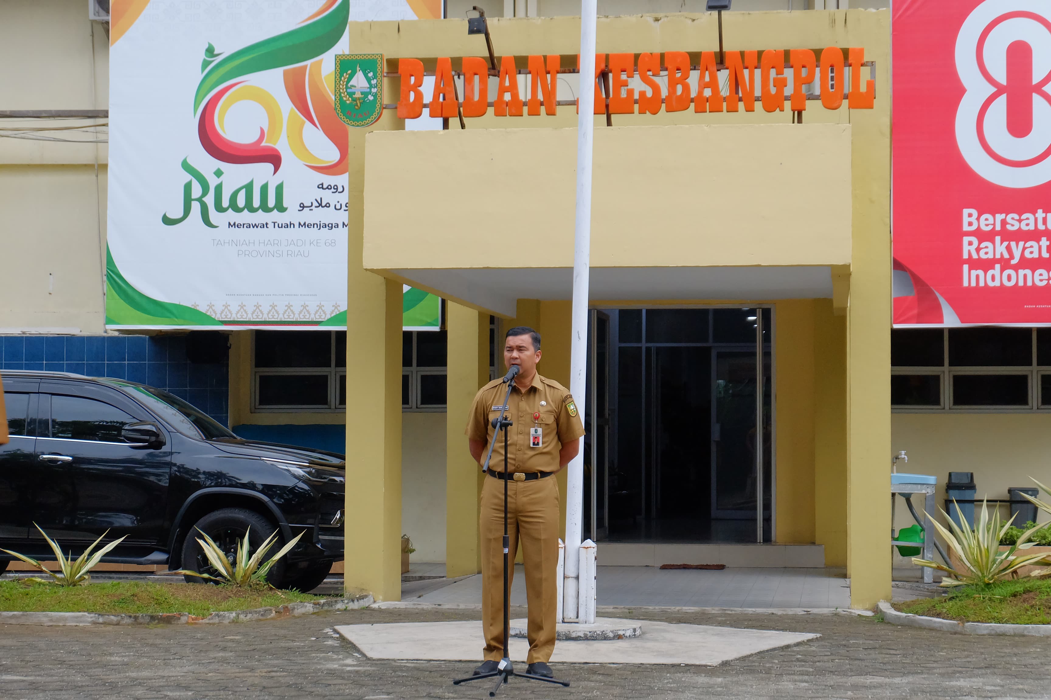 Kepala Badan Kesbangpol Memimpin Apel Pagi di Halaman Kantor Kesbangpol Riau